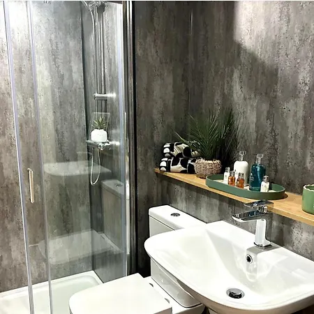 Leeds Centre Apt-sleeps 3-pets شقة